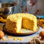 Plombier torta brez peke in piškotov – okus otroštva v